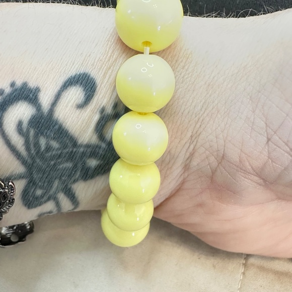 Buttery Yellow, Round, Tagua Nut Graduating Bead Stretchy Bracelet - Vintage - Picture 13 of 13